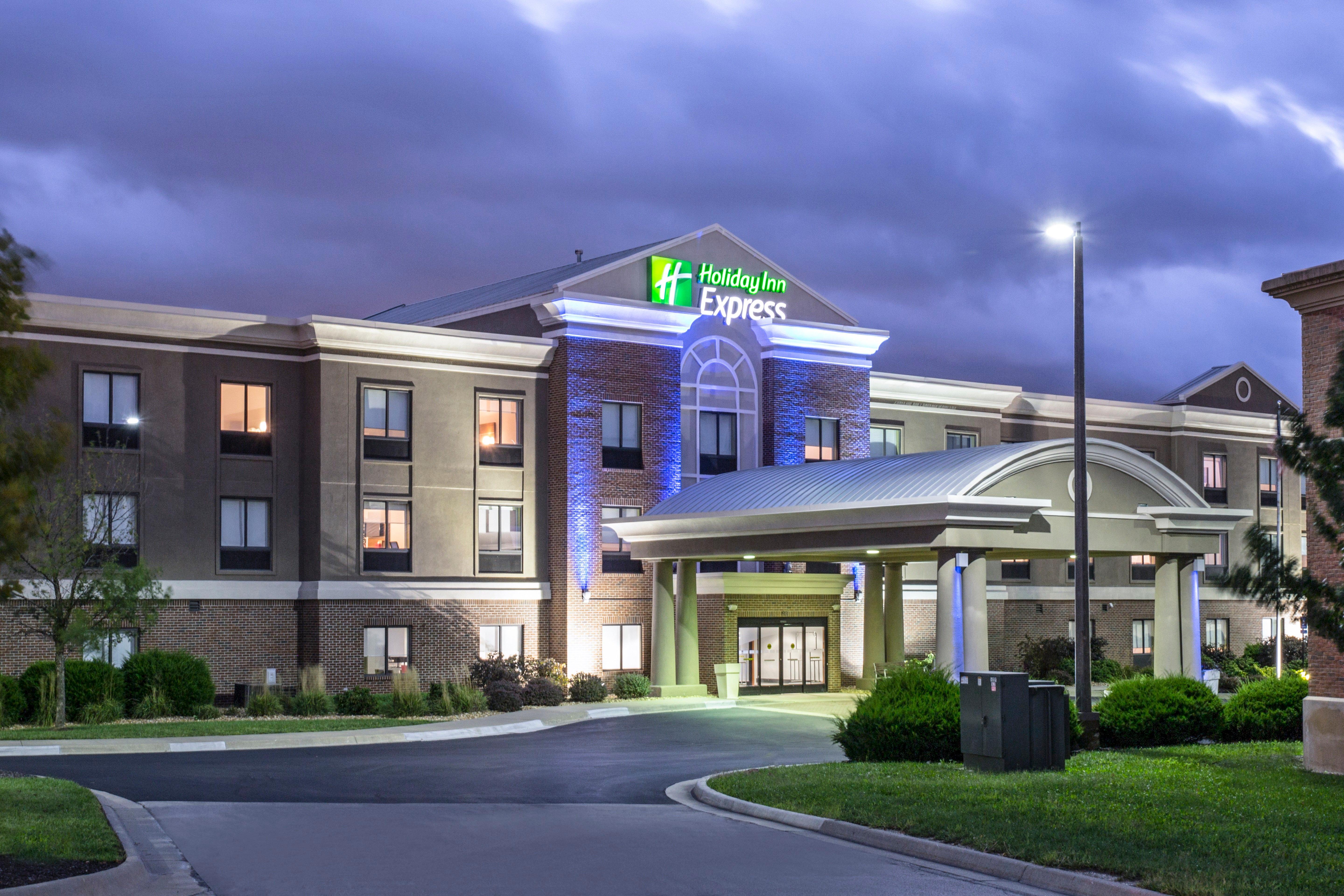 Holiday Inn Express Kansas City - At The Legends!, An Ihg Hotel Exterior photo